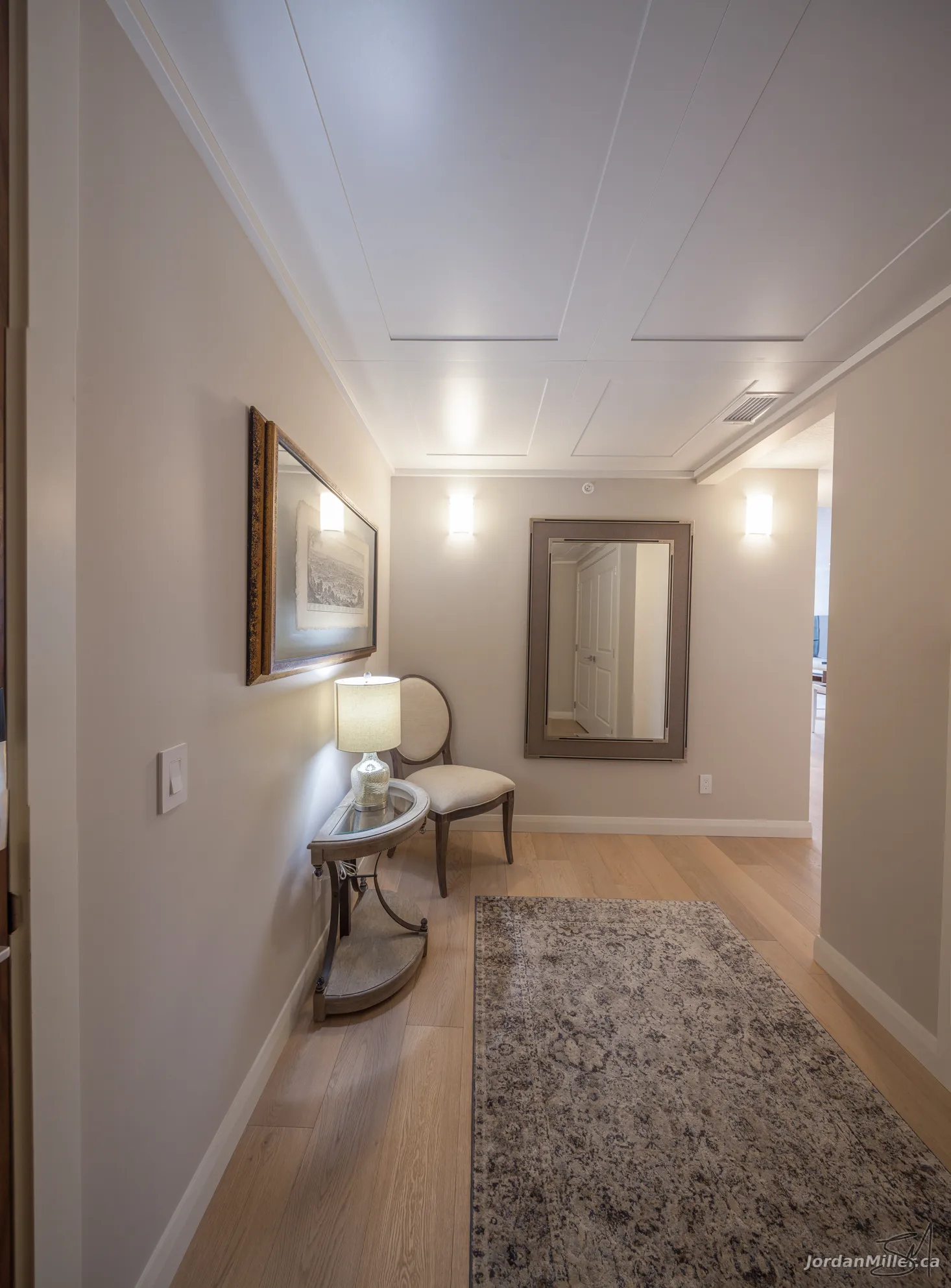 Suite entrance foyer